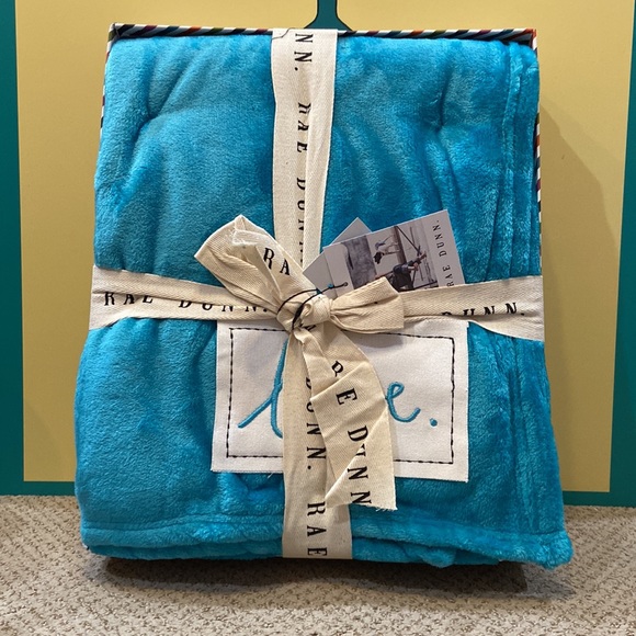 Rae Dunn LOVE Throw in Gift Box - Picture 1 of 4